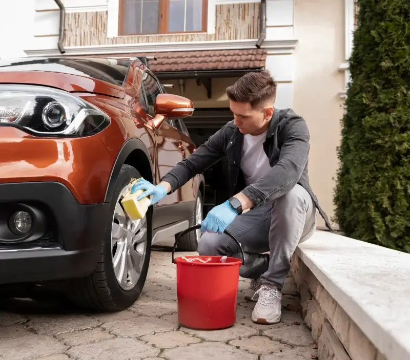 Lavage auto à domicile Terranjou : professionnel intervenant sur un véhicule